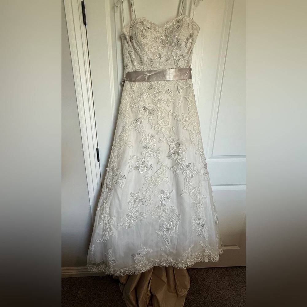 Exquisite Ivory Lace Wedding Dress